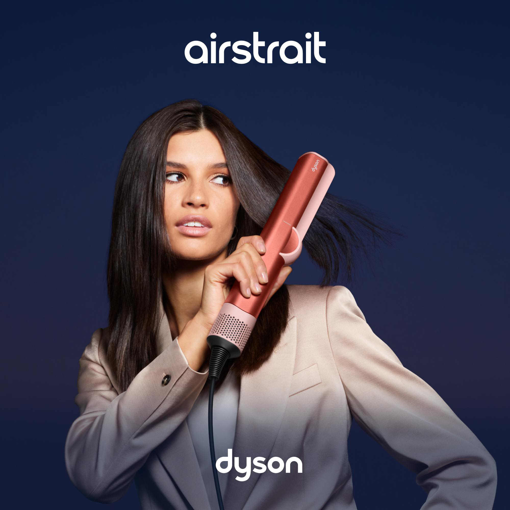 Frau hält Dyson Airstrait Haarglätter.