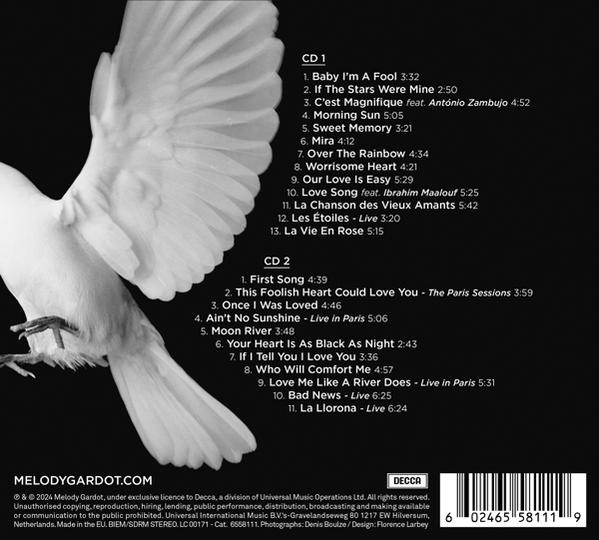 Een cd-hoesje met een duifafbeelding en songtitels. De cd staat voor een witte achtergrond.