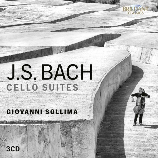Schwarz-weißes CD-Cover. Ein Mann spielt Cello. Text: J.S. Bach Cellosuiten, Giovanni Sollima.