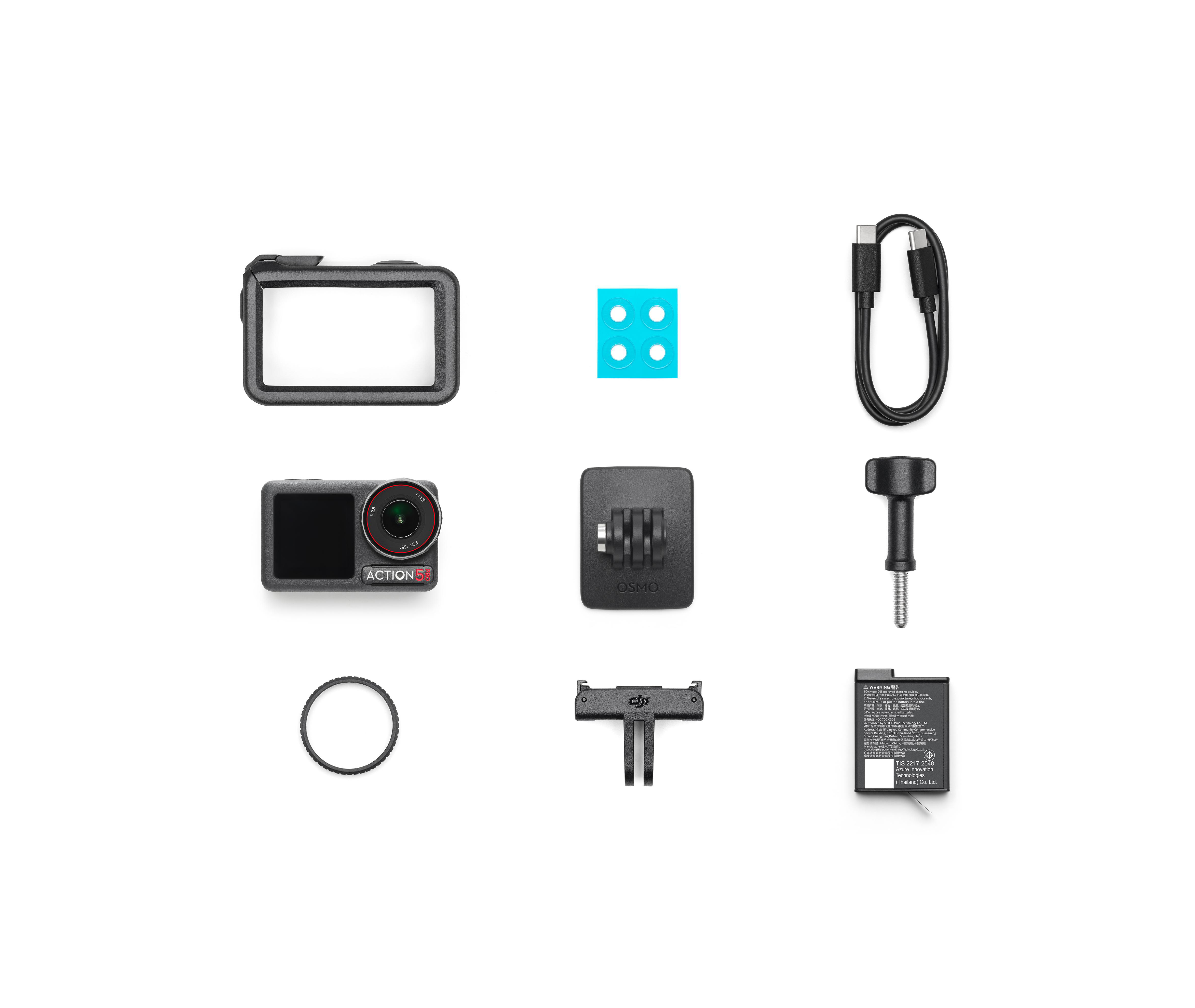 Eine DJI Osmo Action 3 Kamera mit Zubehör auf einer weißen Oberfläche.
