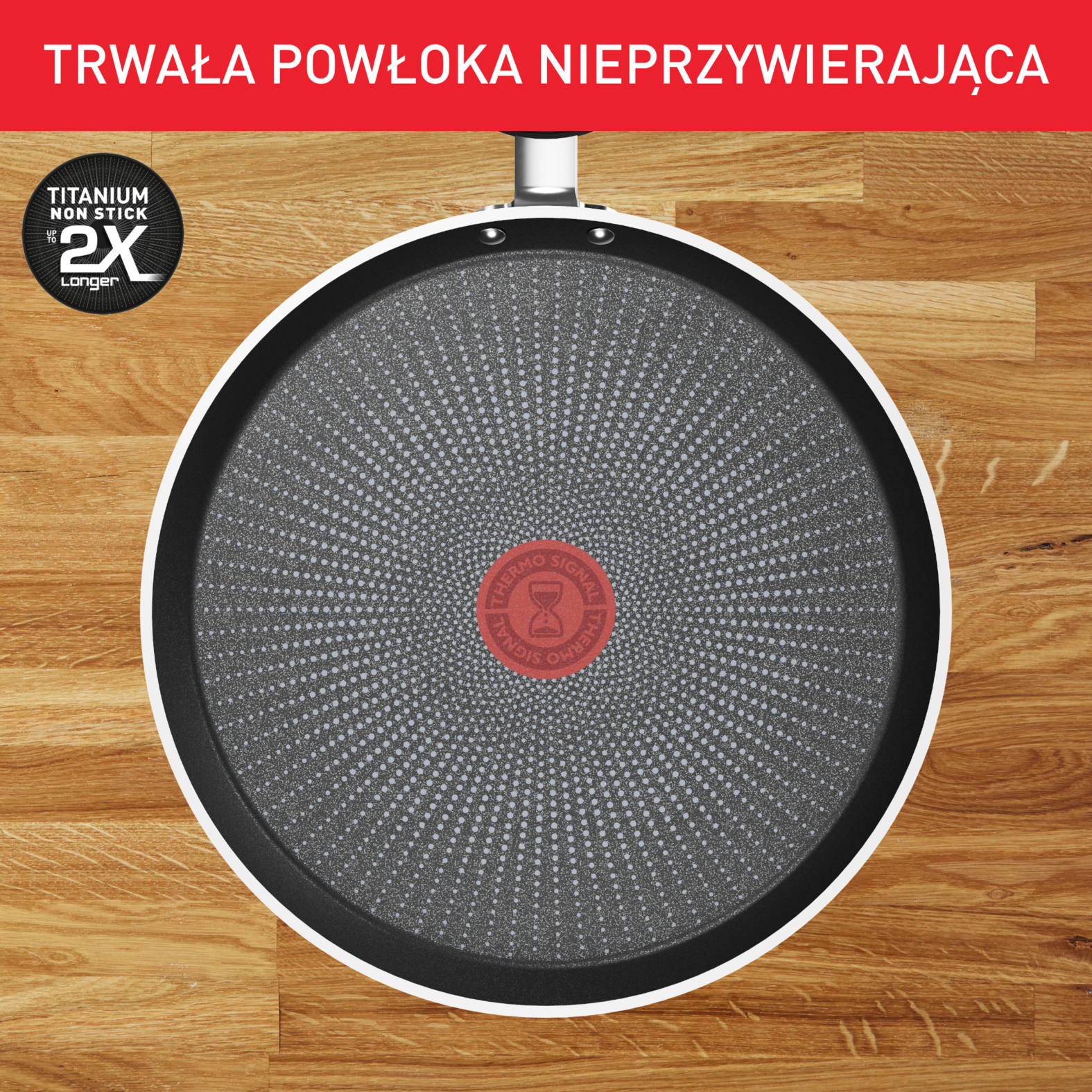 Patelnia z powłoką nieprzywierającą, na drewnianym tle. Tekst: Tytanowa powłoka nieprzywierająca 2x dłużej.