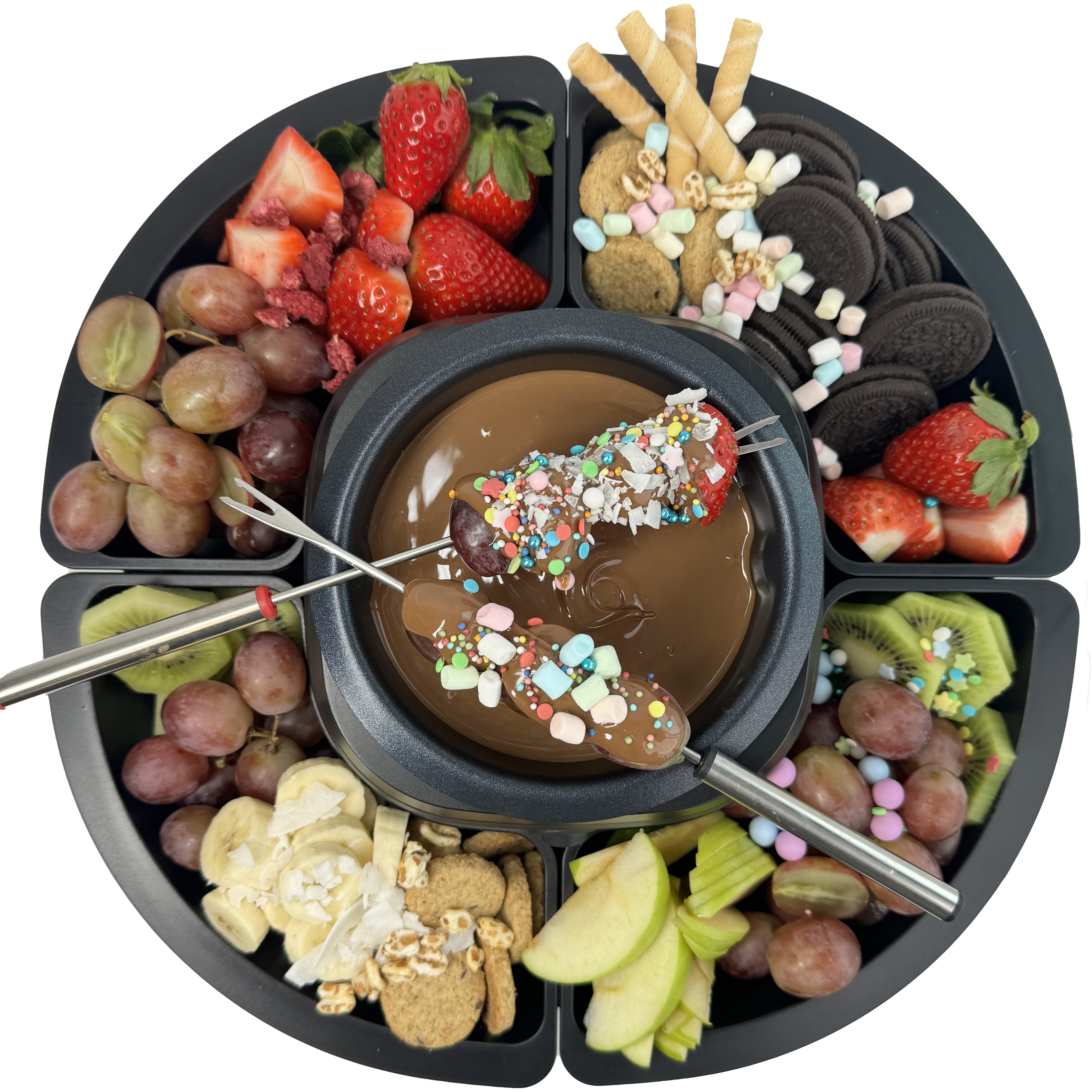 Ein schwarzes Serviertablett mit Schokoladenfondue und verschiedenen Snacks, isoliert.