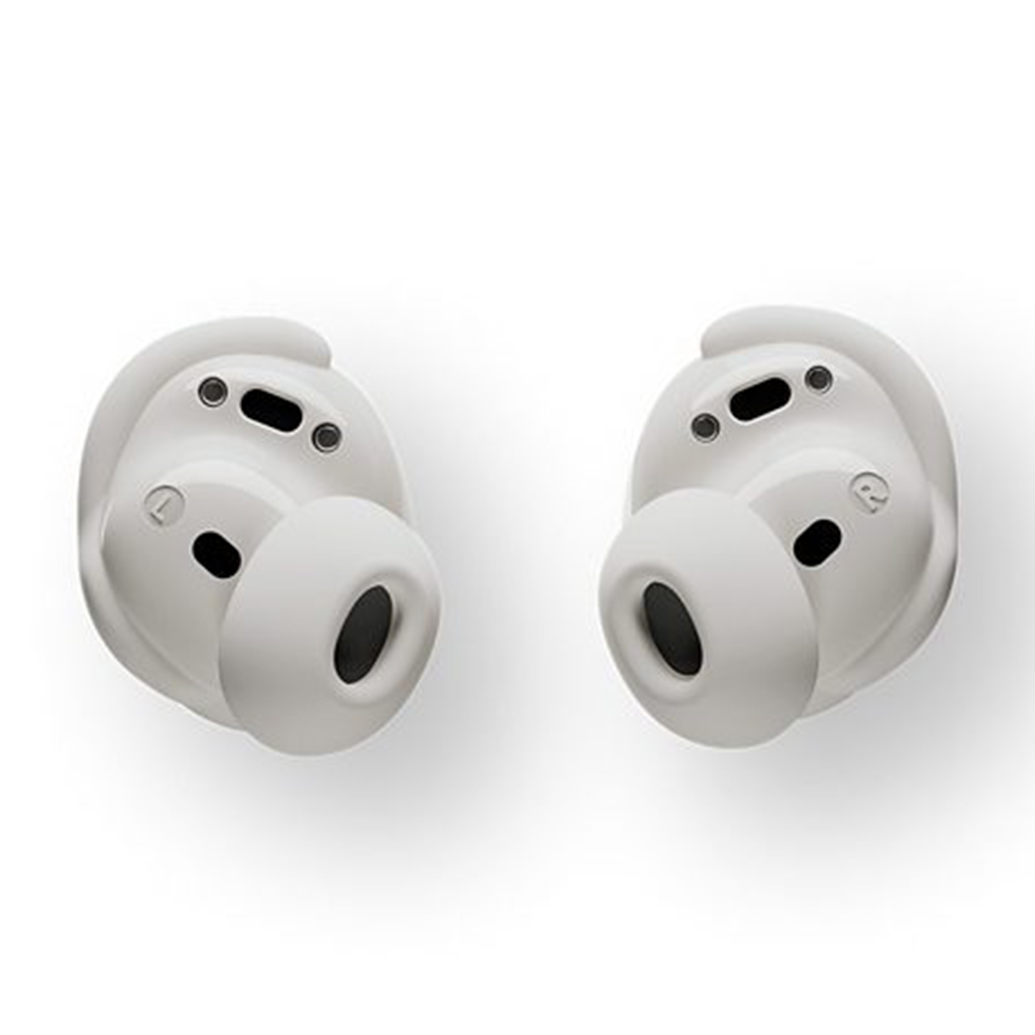 Due auricolari bianchi, angolati, su sfondo bianco. Ogni auricolare ha un'apertura nera.