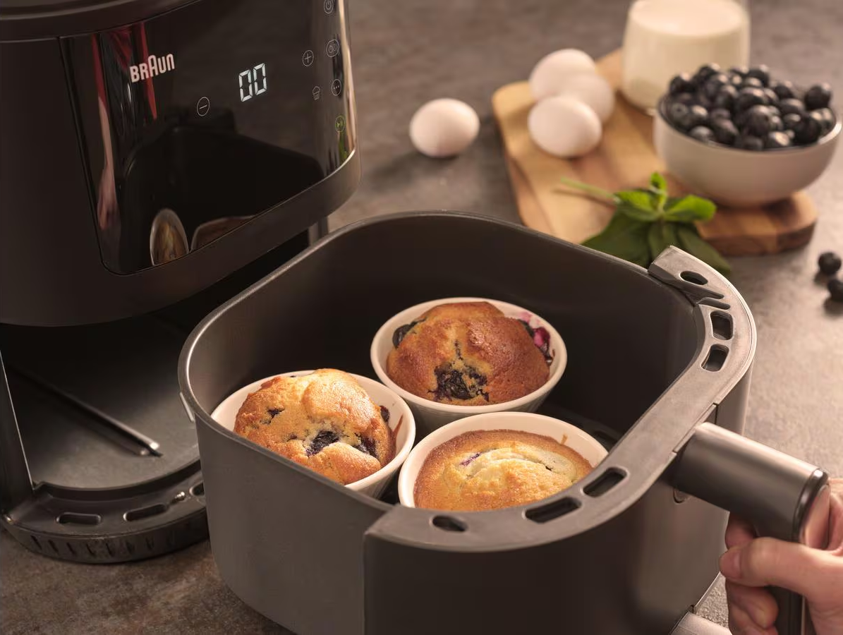 Tre muffin ai mirtilli in una friggitrice ad aria Braun.