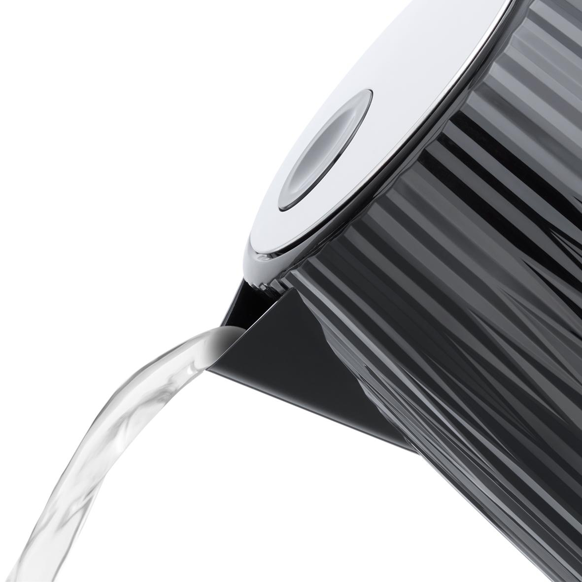 Ein schwarzer und grauer Wasserkocher, der Wasser ausgießt. Der Wasserkocher gießt Wasser aus.