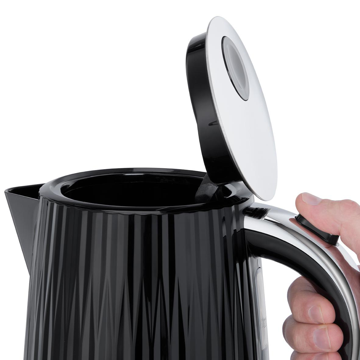 Ein schwarzer Wasserkocher mit einer Hand, die den Deckel öffnet. Der Wasserkocher hat einen Griff.