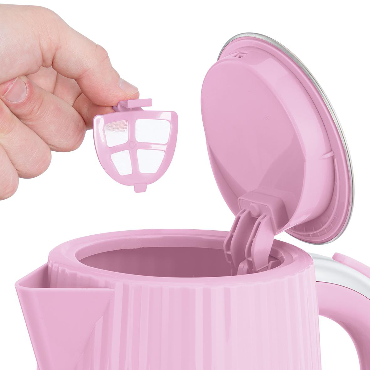Hand entfernt einen rosa Filter aus einem rosa elektrischen Wasserkocher, offener Deckel.