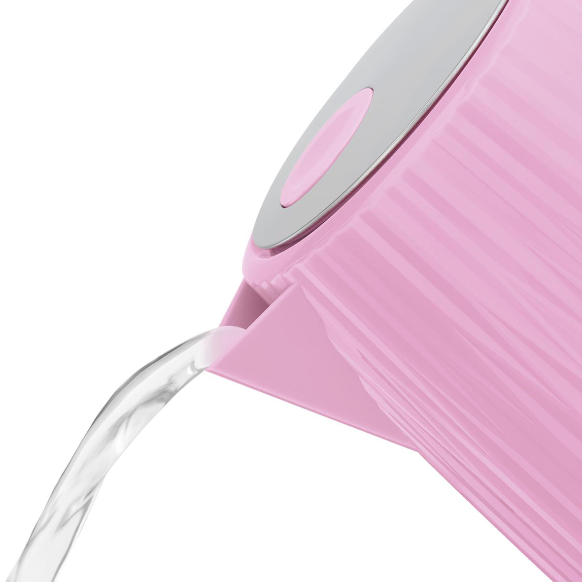Rosa Wasserkocher, der Wasser ausgießt. Der Wasserkocher ist schräg.