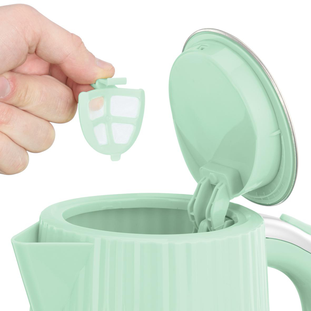 Hand hält einen weißen Filter aus einem hellgrünen Wasserkocher. Deckel geöffnet.
