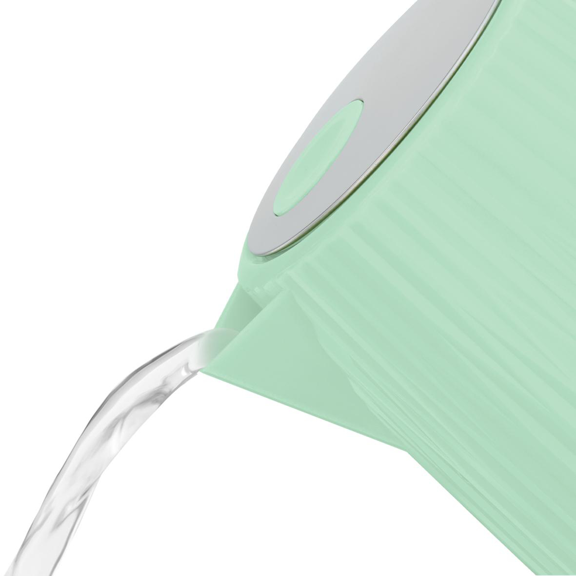 Ein mintgrüner Wasserkocher gießt Wasser ein. Weißer Hintergrund mit Nahaufnahme des Wasserkochers.