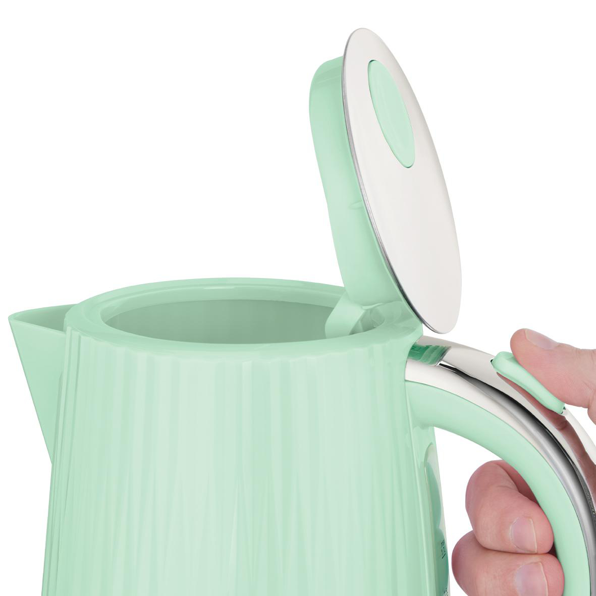 Ein grüner Wasserkocher mit offenem Deckel. Eine Hand hält den Deckel.