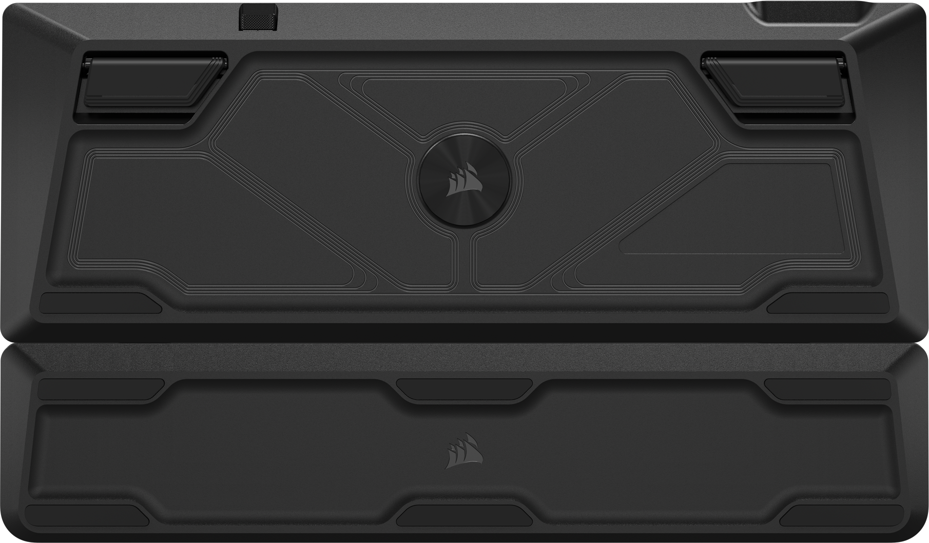 Un clavier noir avec une surface texturée et un logo central, vu d'en haut.
