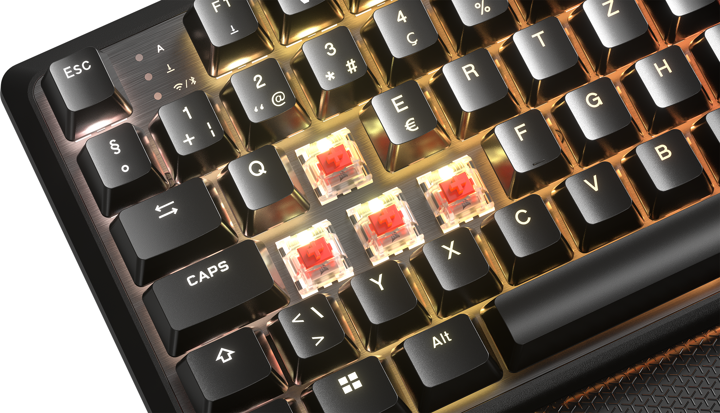 Gros plan sur un clavier mécanique avec interrupteurs rouges apparents. Touches noires, éclairage RVB.