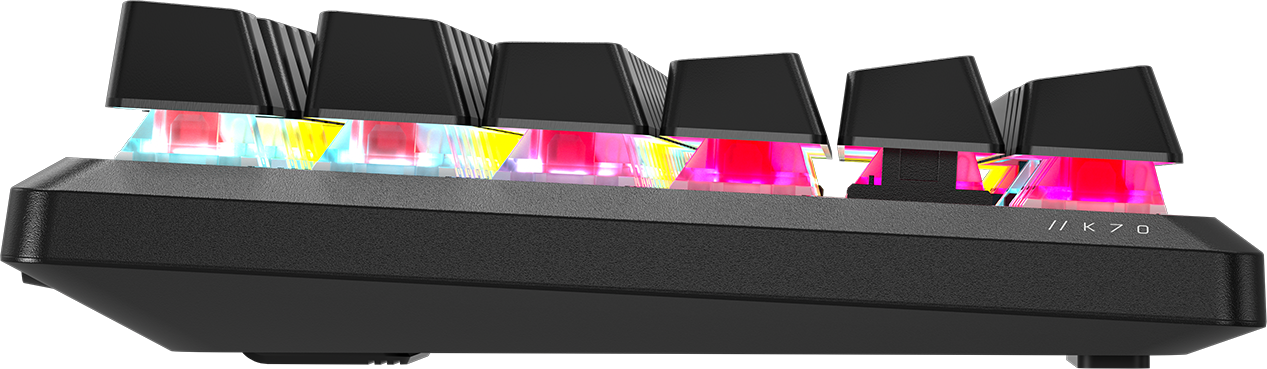 Vista laterale di una tastiera nera con tasti luminosi e colorati. La tastiera ha un profilo elegante e basso.