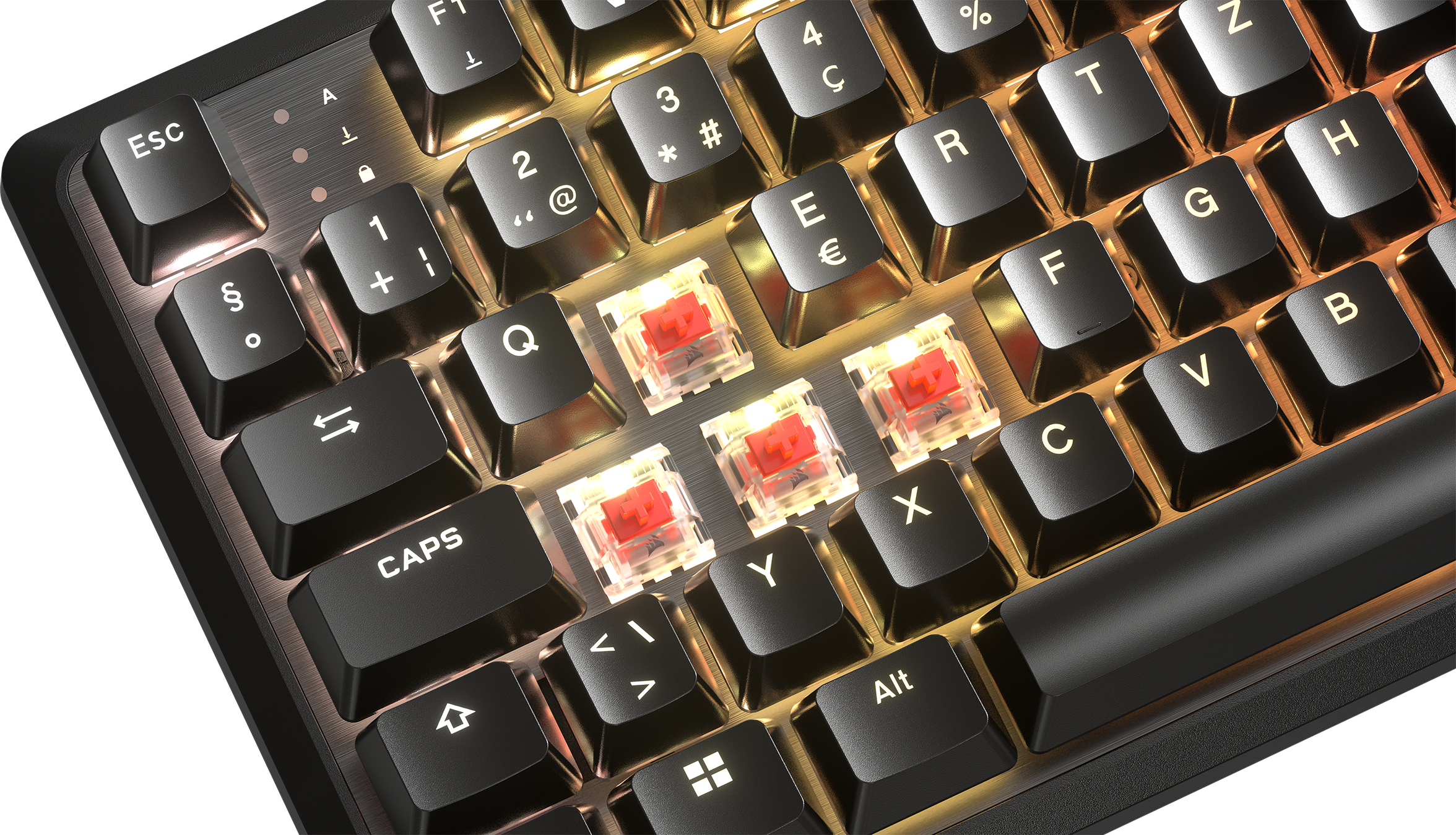 Primo piano di una tastiera nera con tasti retroilluminati. I tasti sono neri con lettere bianche.