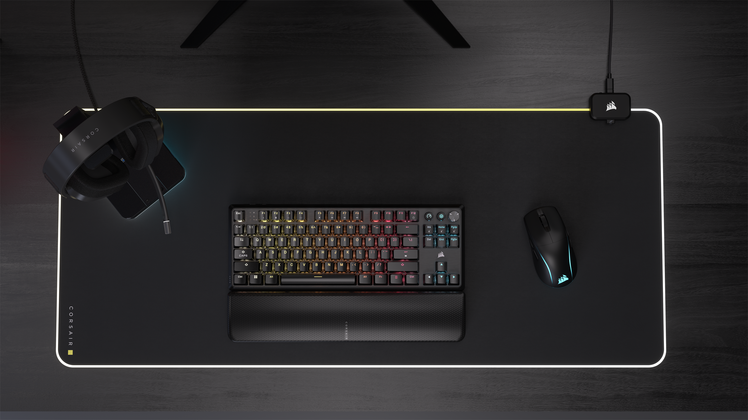 Vue aérienne d'une configuration de jeu avec clavier, souris et casque.