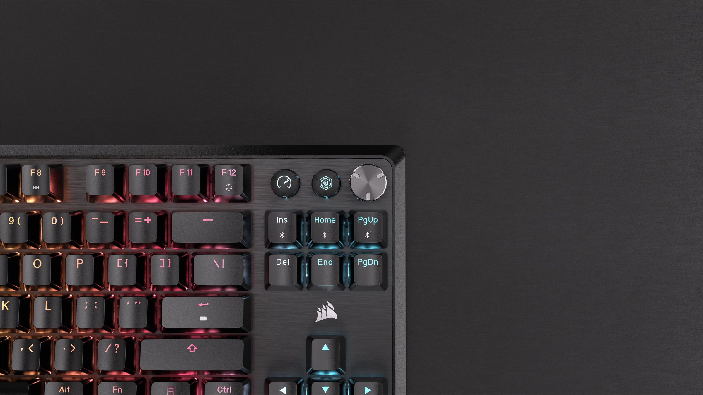 Clavier noir et gris avec touches éclairées. Logo Corsair. Fond sombre avec espace vide.