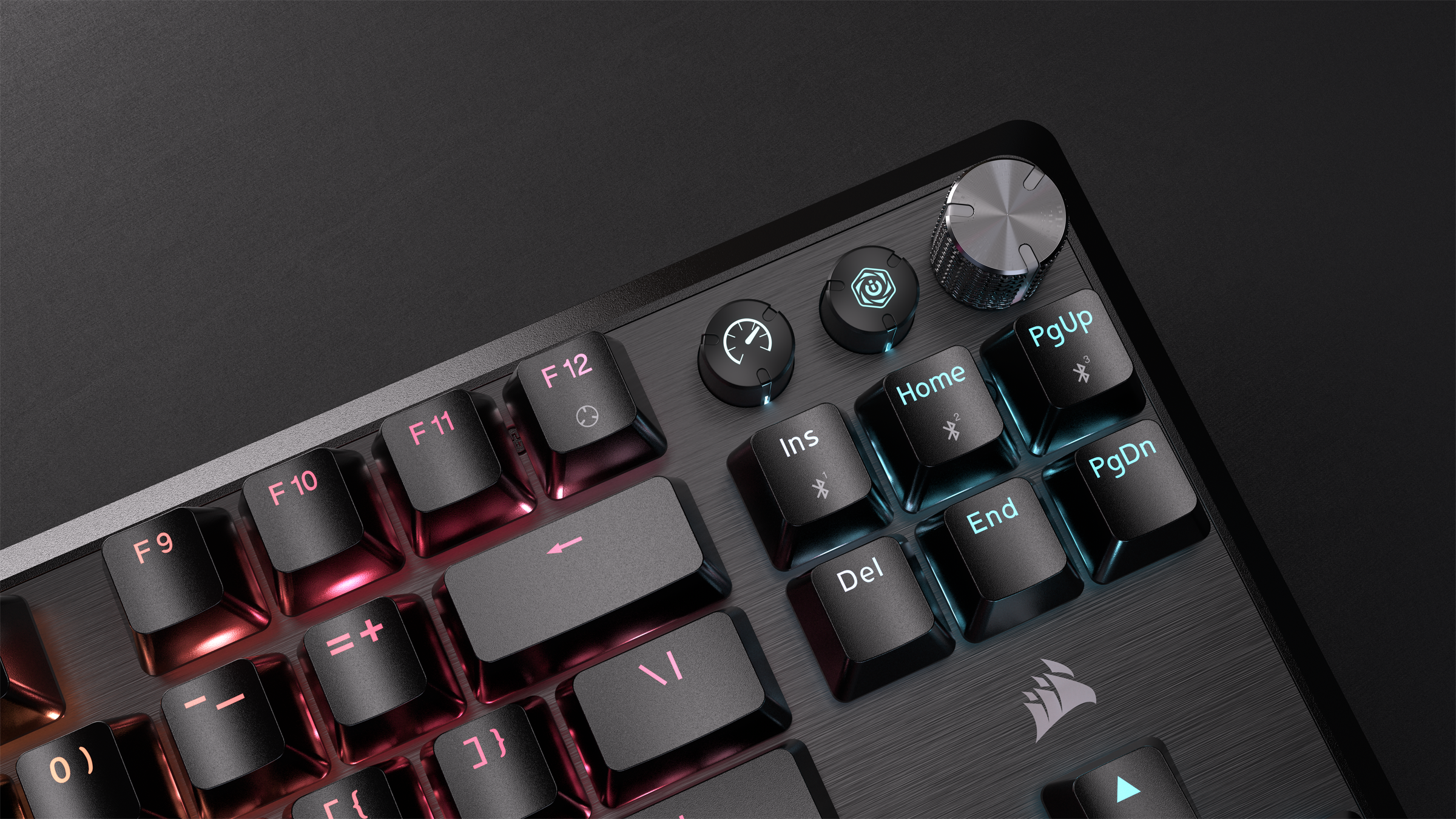 Gros plan sur le clavier avec touches de fonction, bouton de volume et touches de navigation. Touches noires avec lumières rouges et bleues.