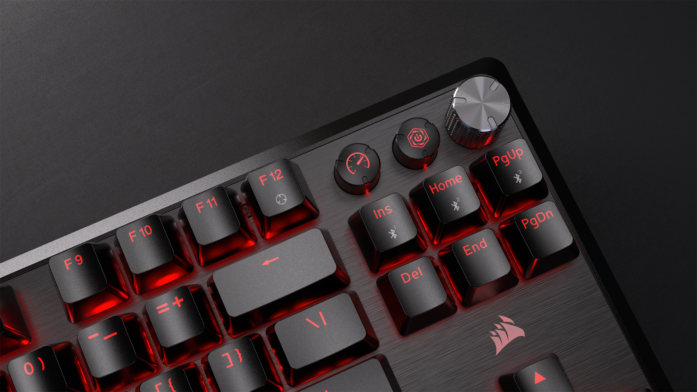 Gros plan sur le clavier avec touches rétroéclairées en rouge. Boutons et touches de raccourci visibles.