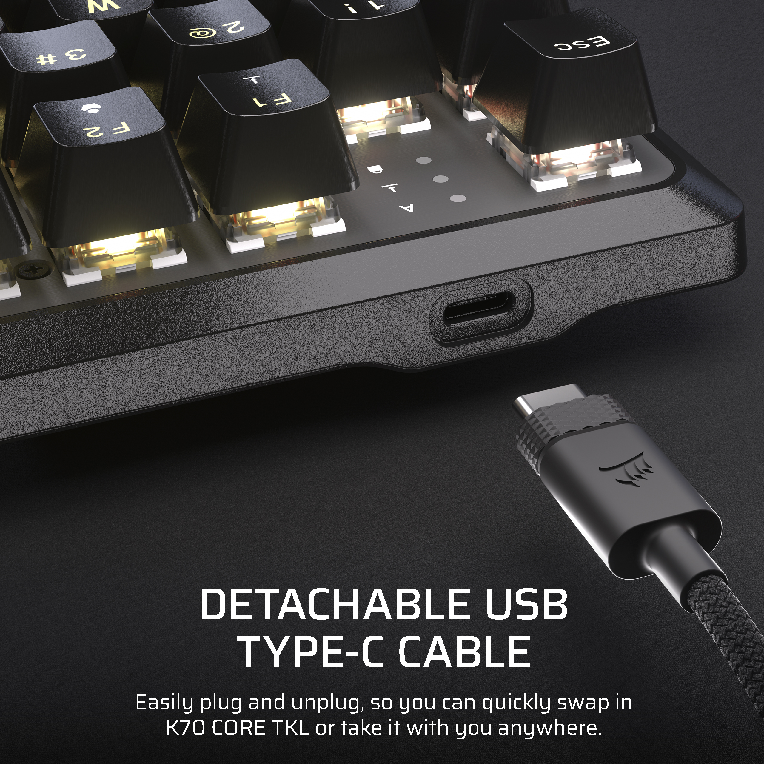 Una tastiera nera con un cavo USB Type-C, testo: Cavo USB Type-C staccabile.