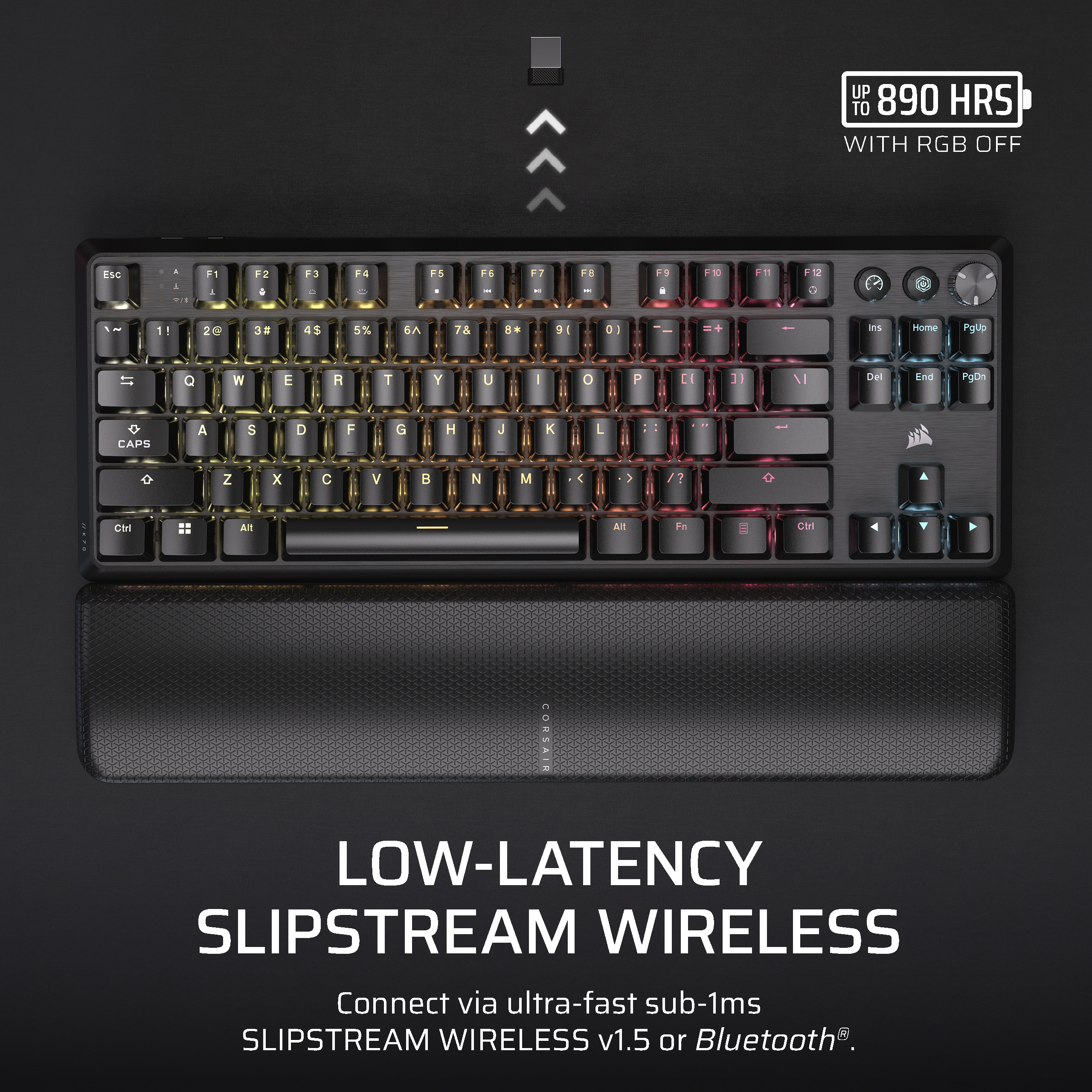 Un clavier noir et coloré avec repose-poignets. Texte sur le clavier et en bas : Corsair.