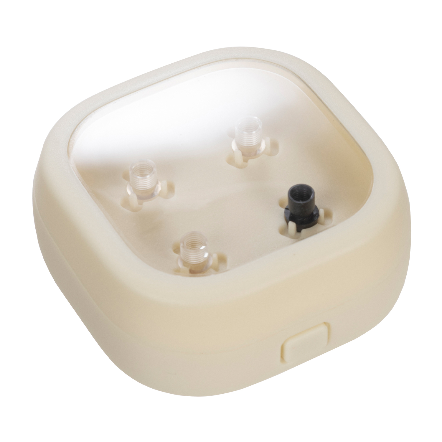 Oggetto in plastica bianco sporco con tre inserti trasparenti.