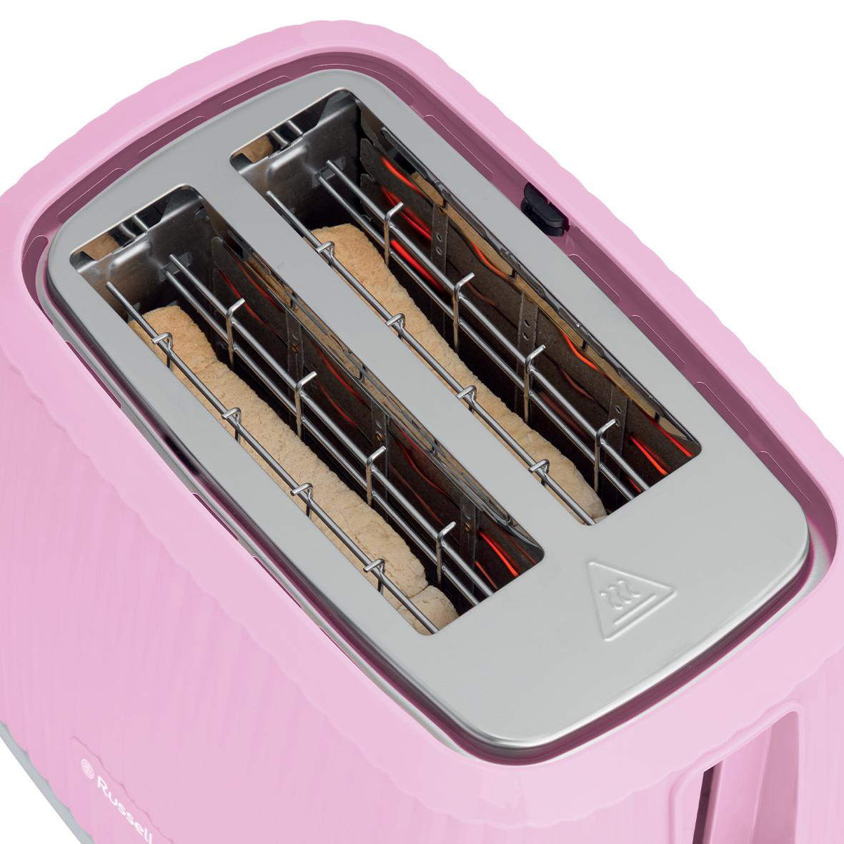 Rosa Russell Hobbs Toaster mit zwei Schlitzen und Brot darin. Rote Heizelemente sichtbar.