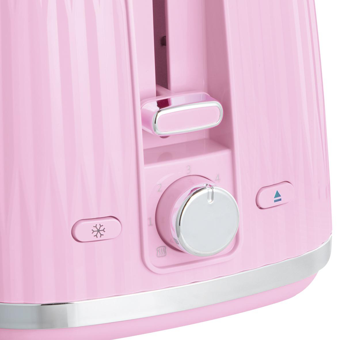 Rosa Toaster mit silbernen Akzenten. Er hat einen Drehknopf, Knöpfe und Schlitze für Brot.