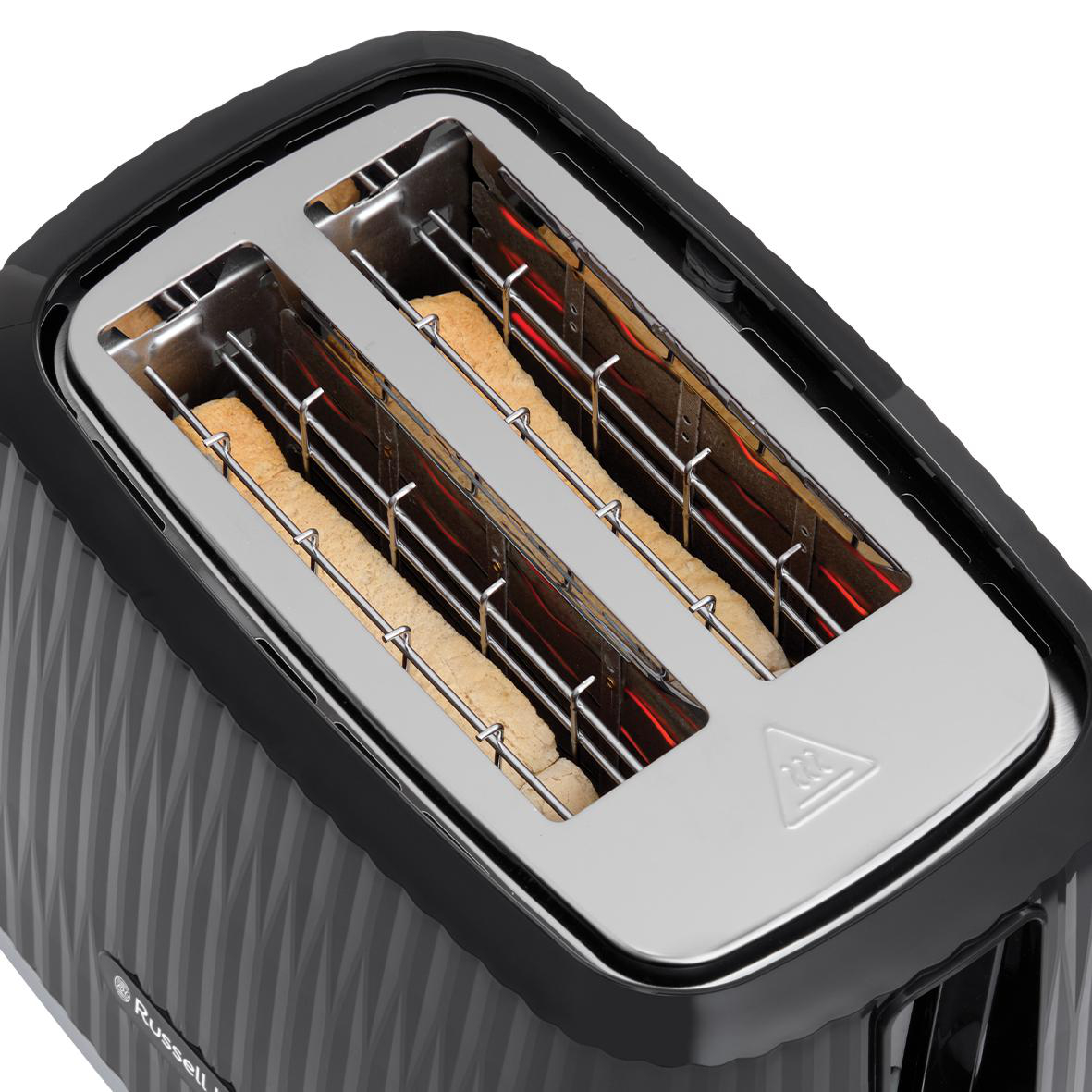Ein schwarzer Toaster mit zwei Schlitzen. Brot ist in den Schlitzen und Heizelemente sind rot.
