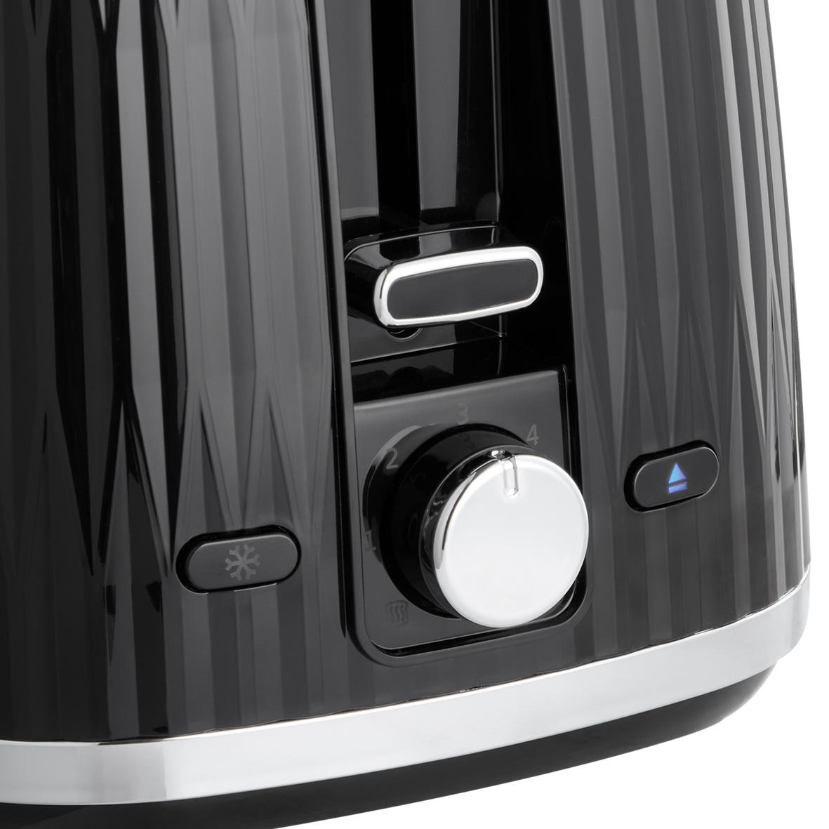 Nahaufnahme eines schwarzen Toasters. Silberne Akzente, Drehregler und Knöpfe sichtbar.