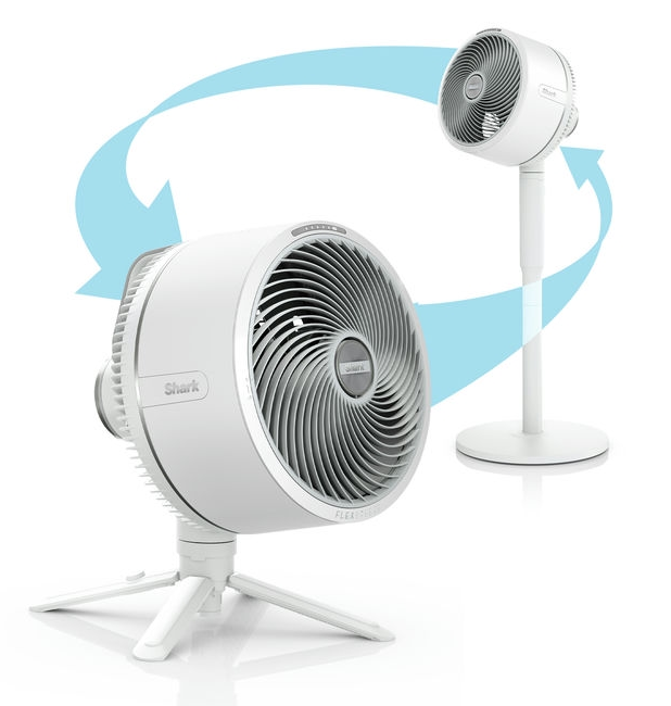 Fehér ventilátor forgó lapátokkal állványon. Fehér háttér.