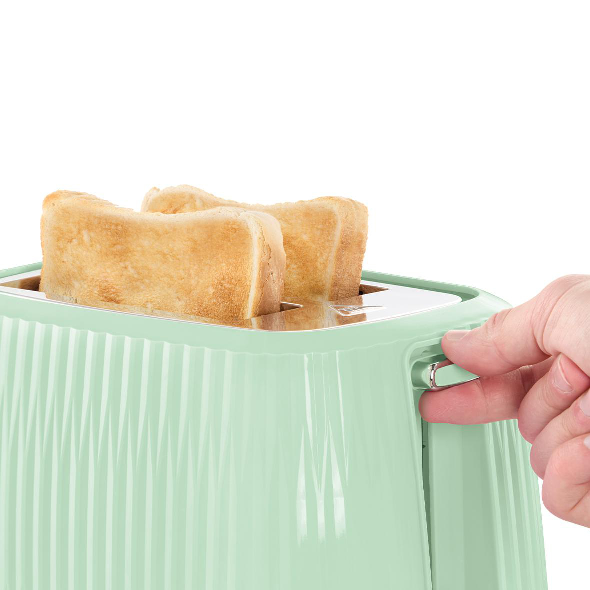 Ein hellgrüner Toaster mit zwei Toastbrotscheiben und einer Hand, die den Hebel betätigt.