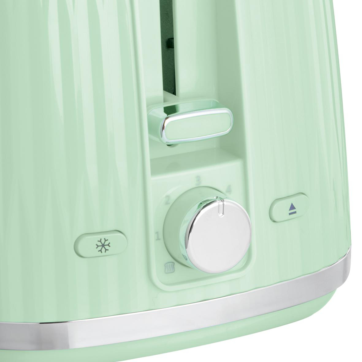 Minzgrüner Toaster mit Drehregler, Knöpfen und silberner Zierleiste. Nahaufnahme.