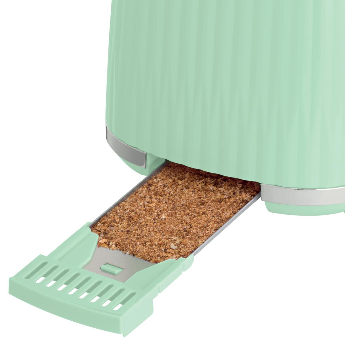 Minzgrüner Toaster mit herausgezogener Krümelschublade, gefüllt mit Krümeln.