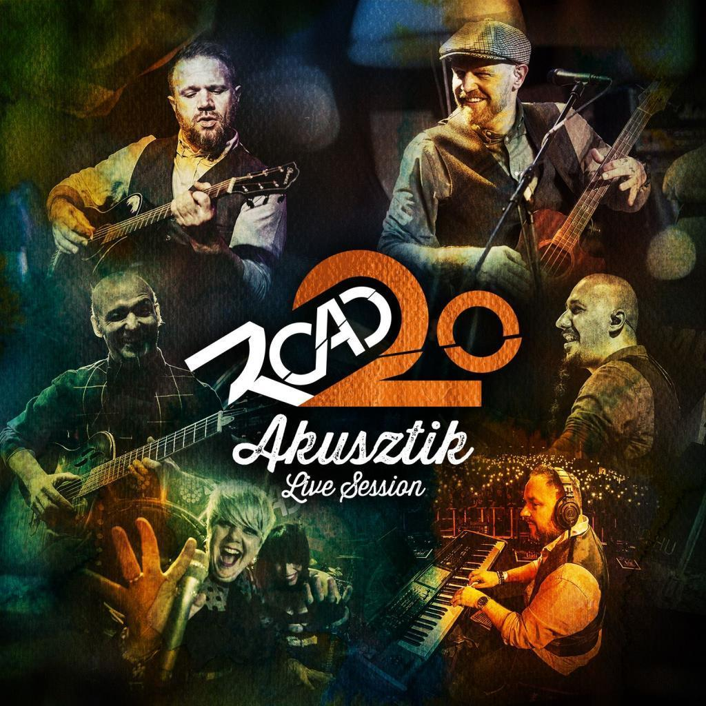 A 2CA20 Akusztik Live Session albumborítója, a zenekar tagjaival a színpadon, és a közönséggel.