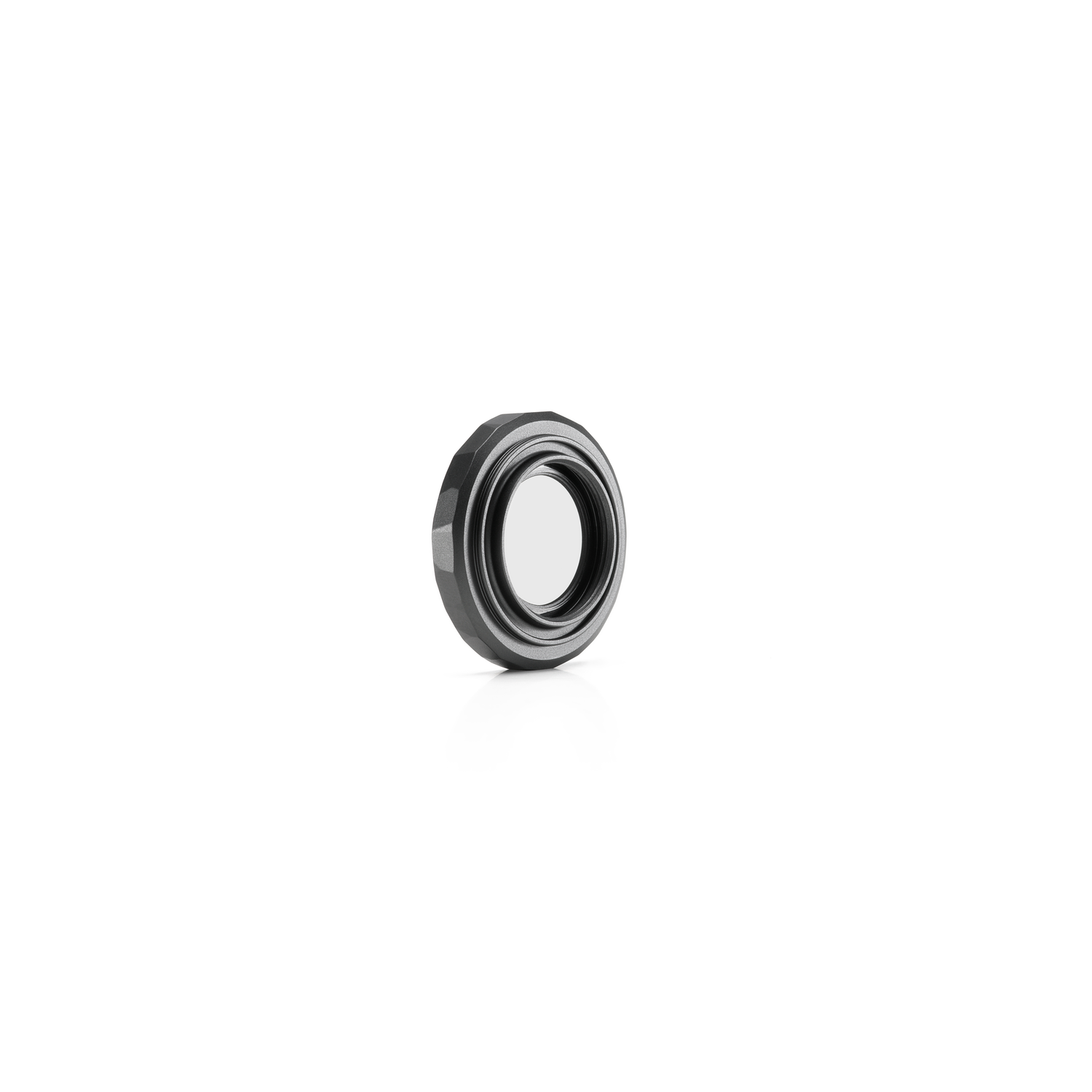 Een zwarte cameralens met een zilveren ring, geïsoleerd tegen een witte achtergrond.