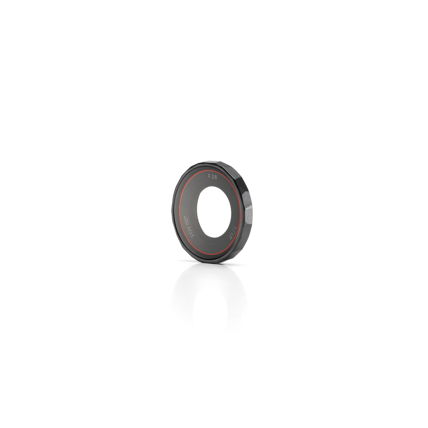 Een zwarte cameralens met een rode ring en witte achtergrond.