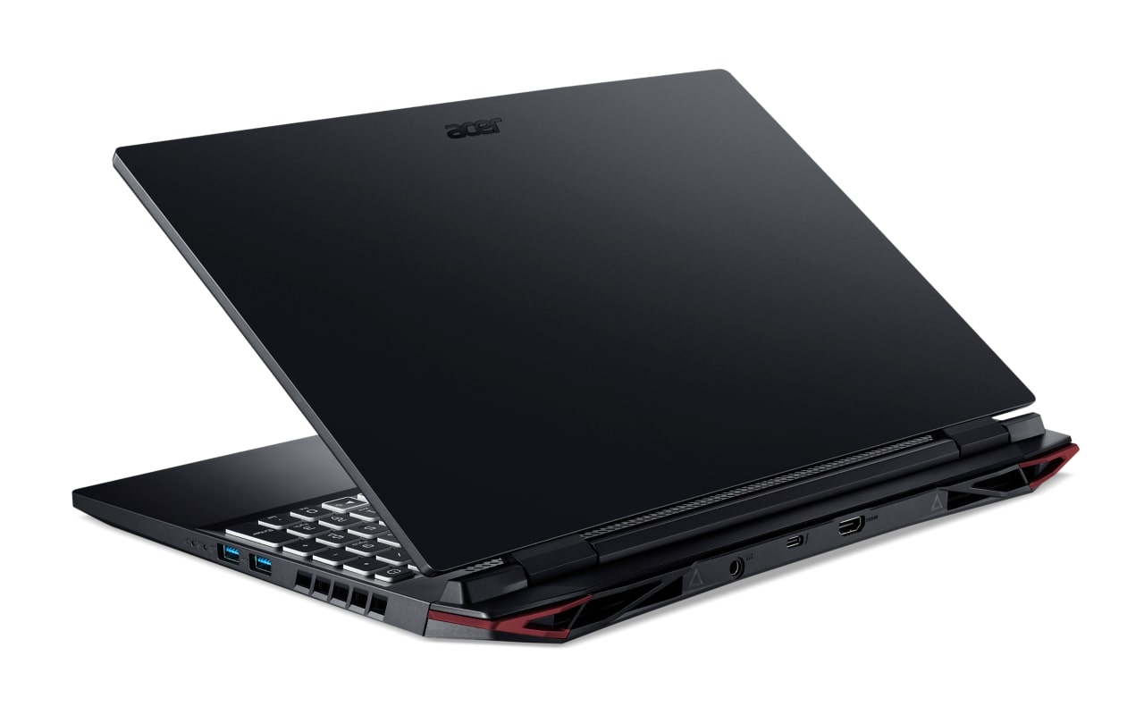 Siyah dizüstü bilgisayar, açık, klavyeyi gösteriyor. Kapak siyah, Acer logosu var.