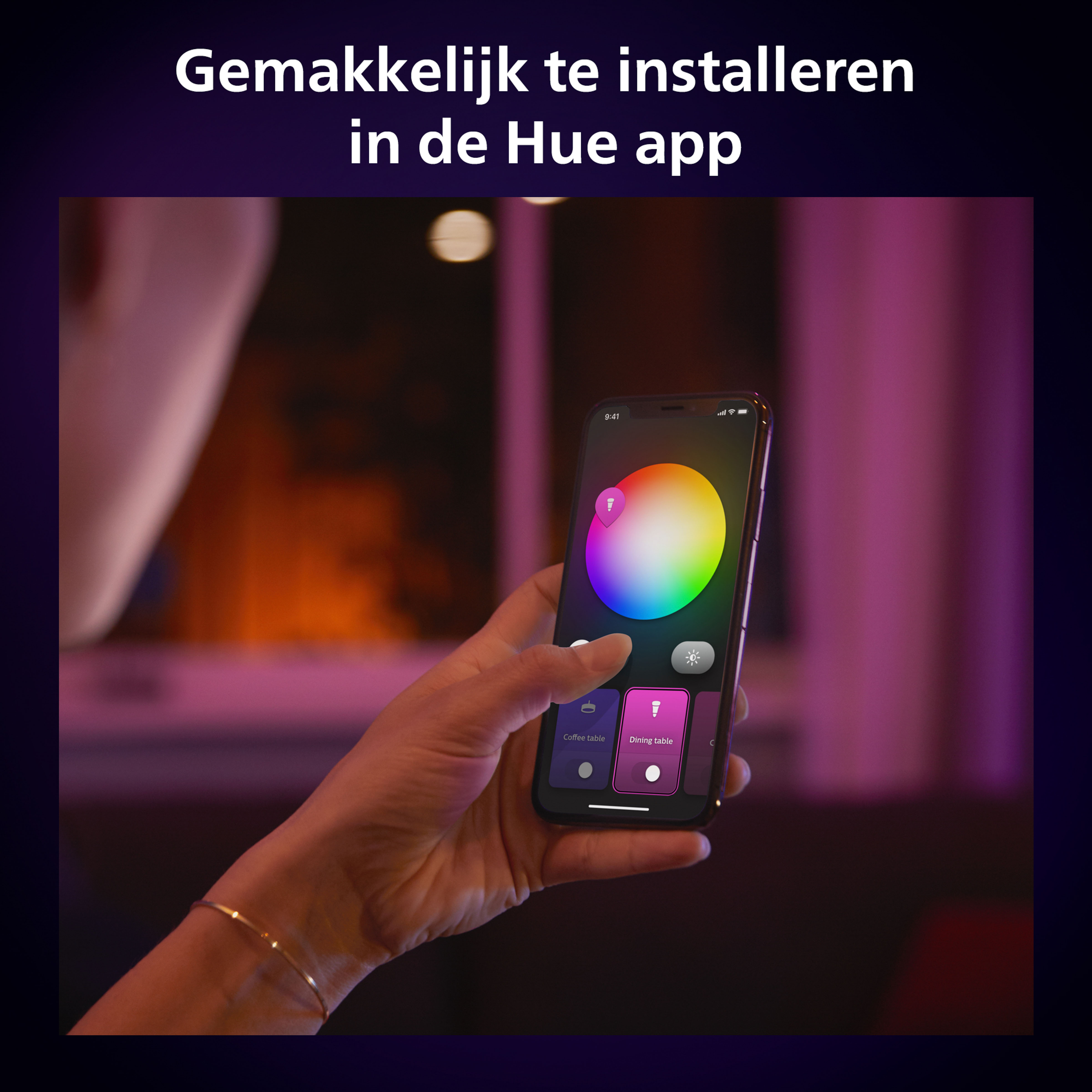 Hand die een smartphone vasthoudt met een kleurenwiel voor lichten.