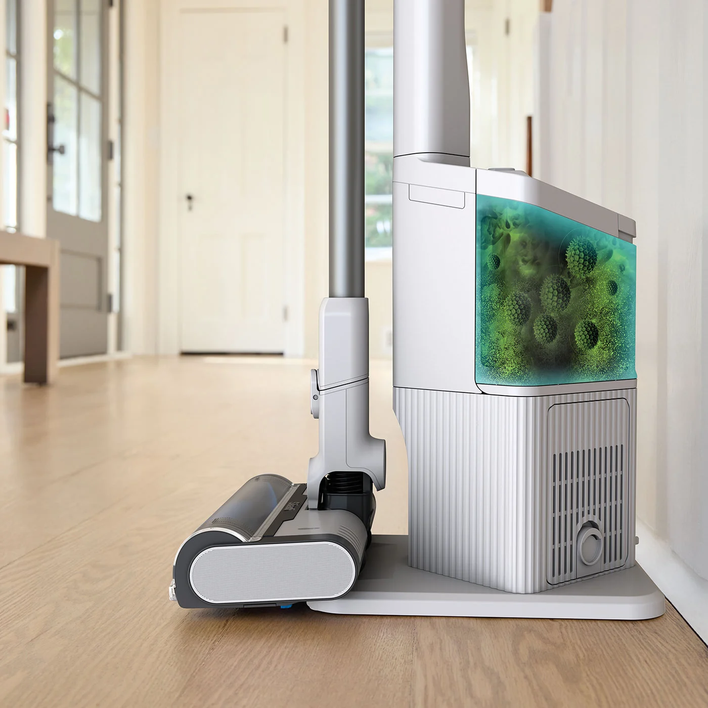 Robot porszívó víztartállyal, a fal közelében. Világos fa padló.