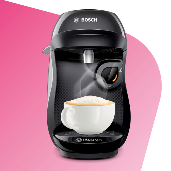Bosch Tassimo Kaffeemaschine mit einer Tasse Kaffee und Dampf. Rosa Hintergrund.