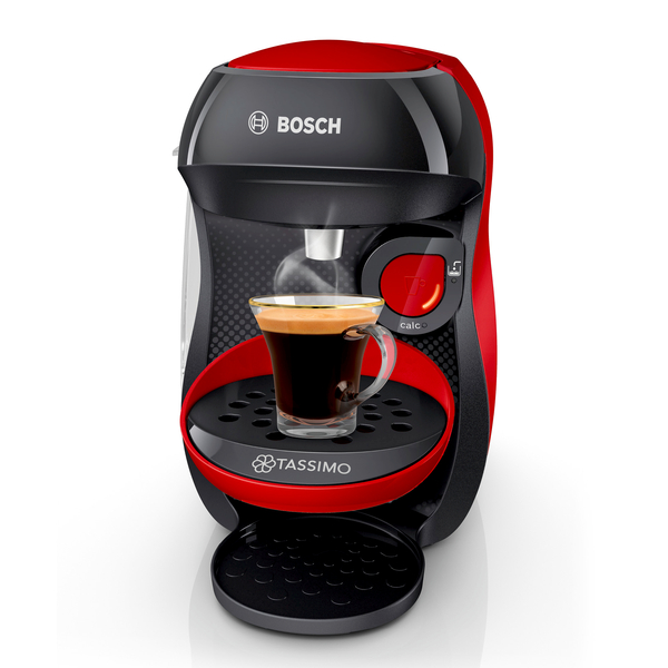Rote und schwarze Bosch Tassimo Kaffeemaschine mit einem Glas Kaffee.