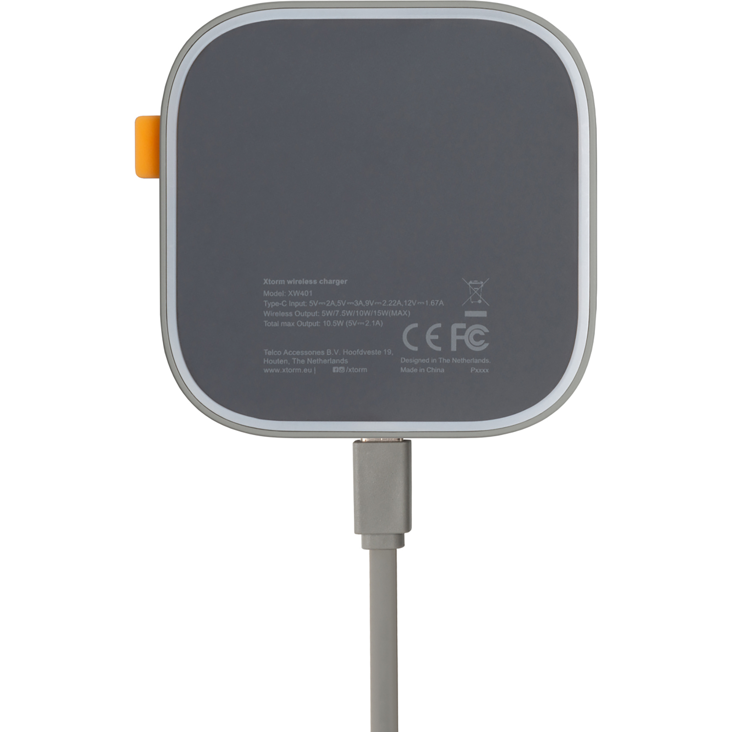 Graues Xtorm-Funkladegerät mit grauem Kabel. Es hat einen orangefarbenen Akzent und Textdetails auf weißem Hintergrund.
