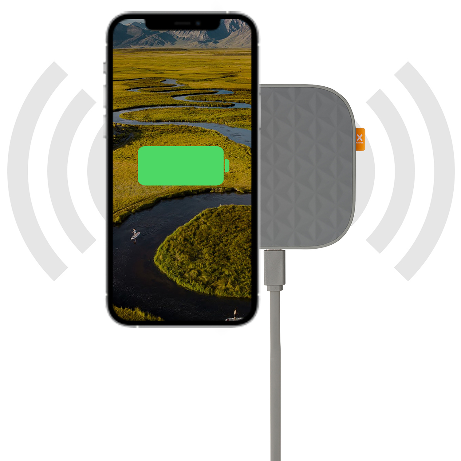 Telefon wird drahtlos geladen. Der Bildschirm zeigt eine Landschaft mit Fluss. Das Ladegerät ist grau, mit Kabel.