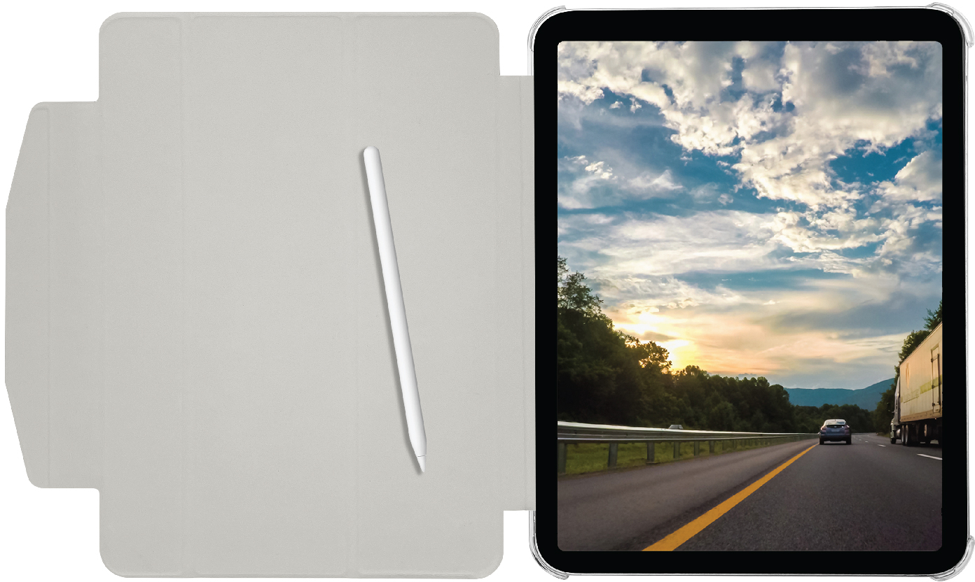 Eine offene Tablet-Hülle mit Stift links und Tablet, das eine Autobahn zeigt.