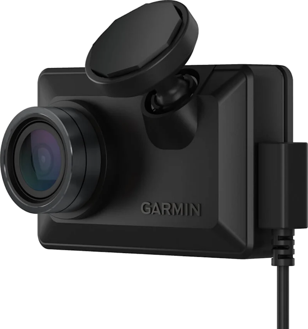 Caméra de tableau de bord Garmin noire avec objectif, support et cordon d'alimentation, isolée sur noir.