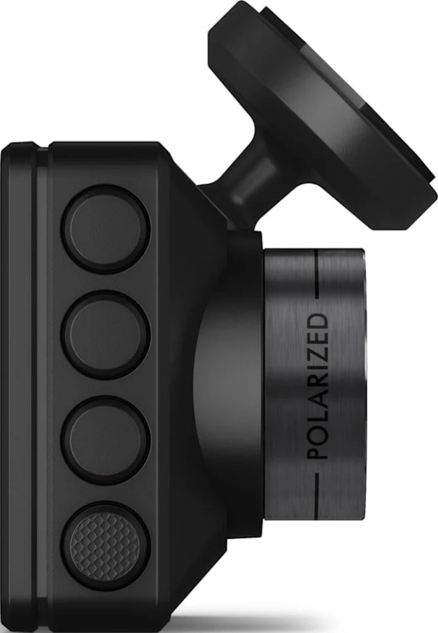 Dashcam noire avec boutons latéraux et objectif polarisé, prise de vue en angle.