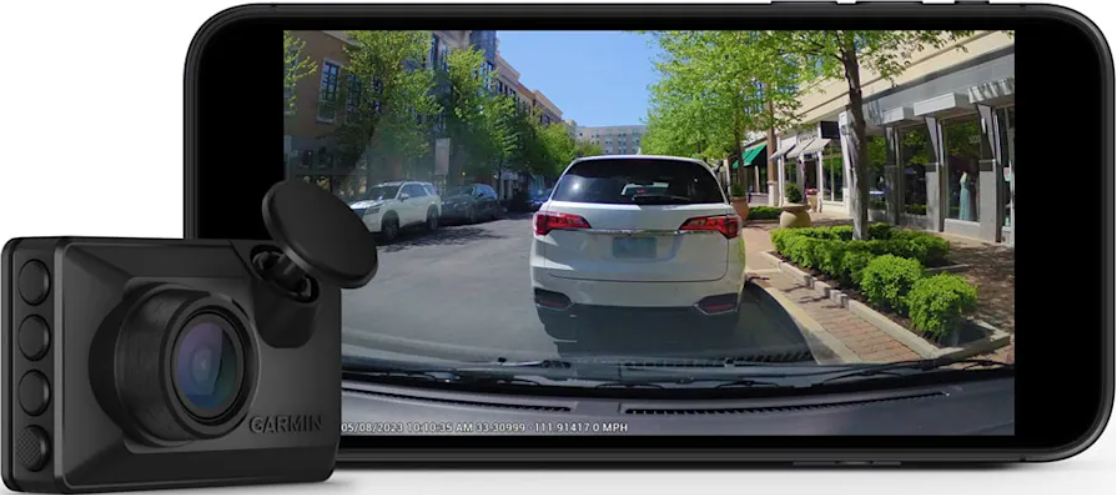 Dashcam avec intérieur de voiture et vue de la rue sur un smartphone. Vue de la rue focalisée.