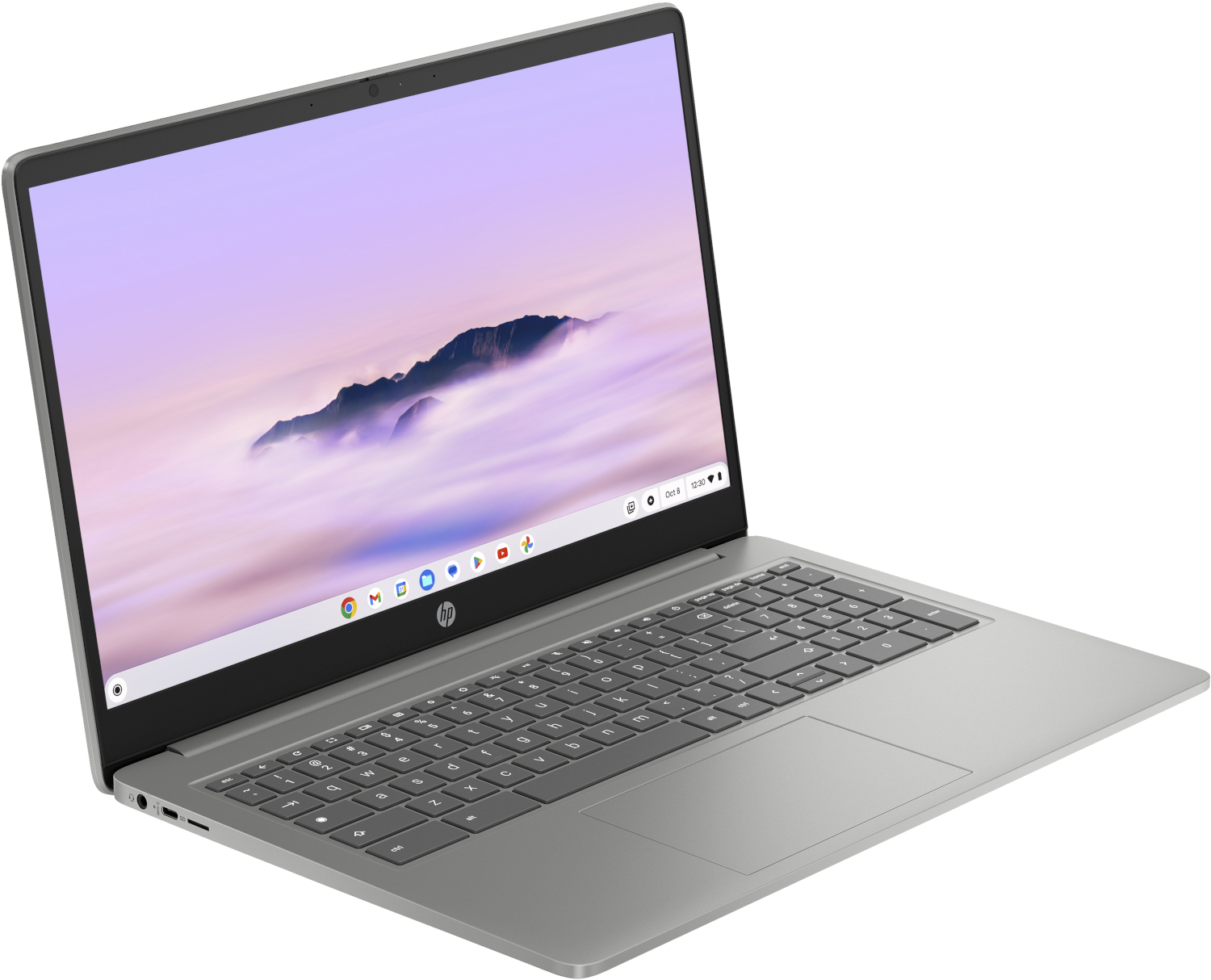 Zilveren laptop met zwart toetsenbord op een wit oppervlak.