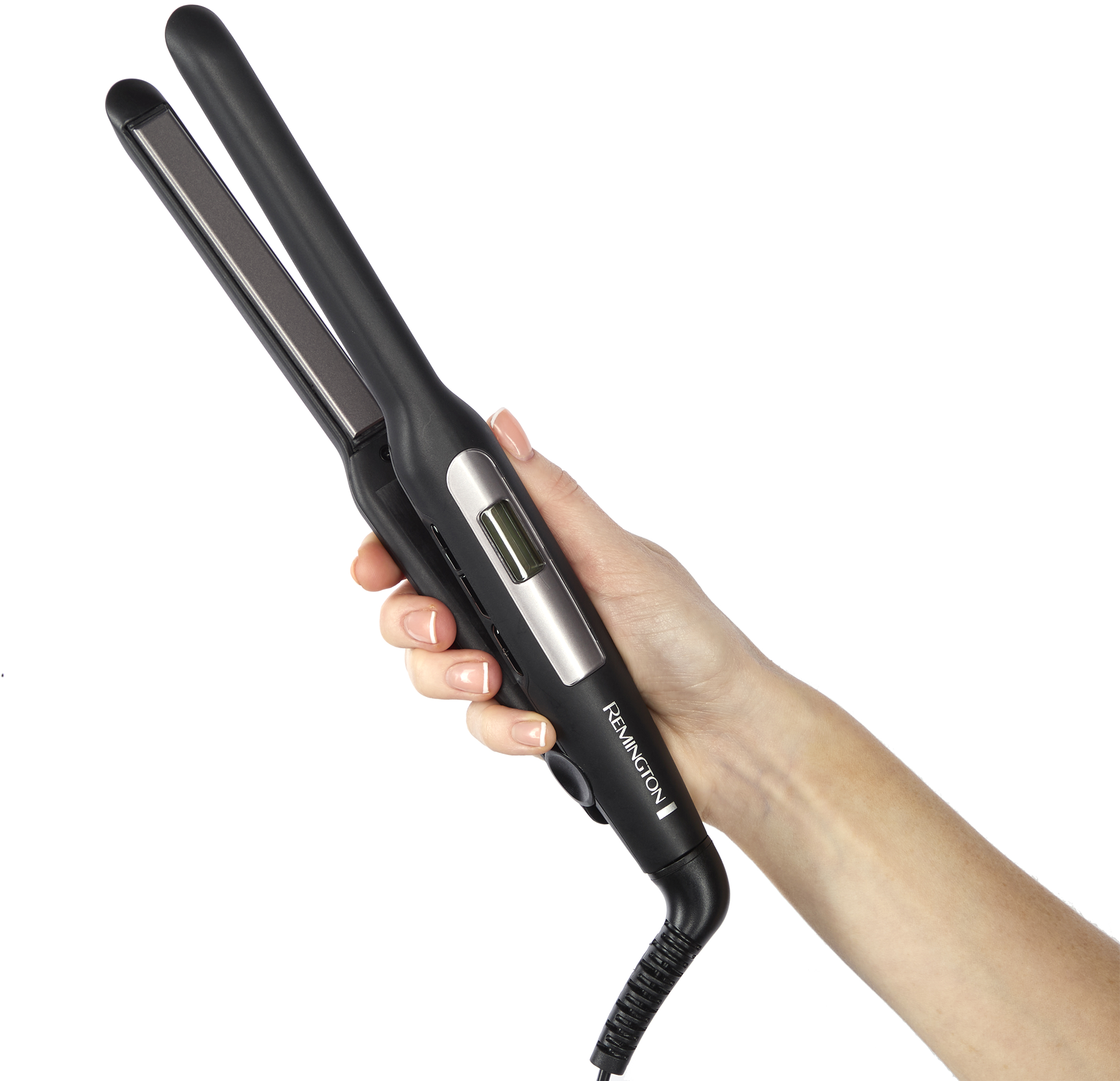 Nő fekete hajvasalót tart, Remington márka, fehér háttérrel.